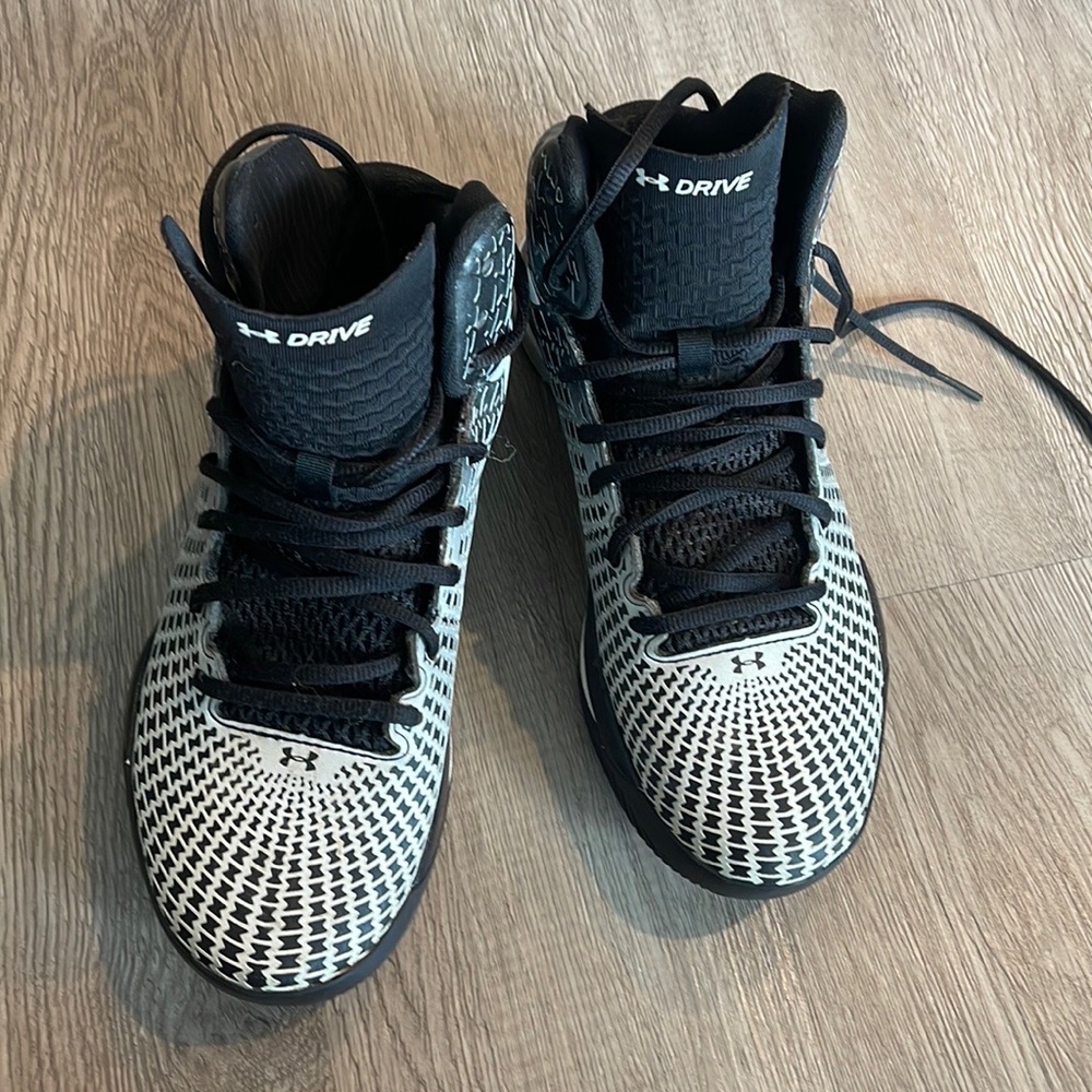 Under Armour size 5 1/2 micro G clutch fit sneaker in GUC.
